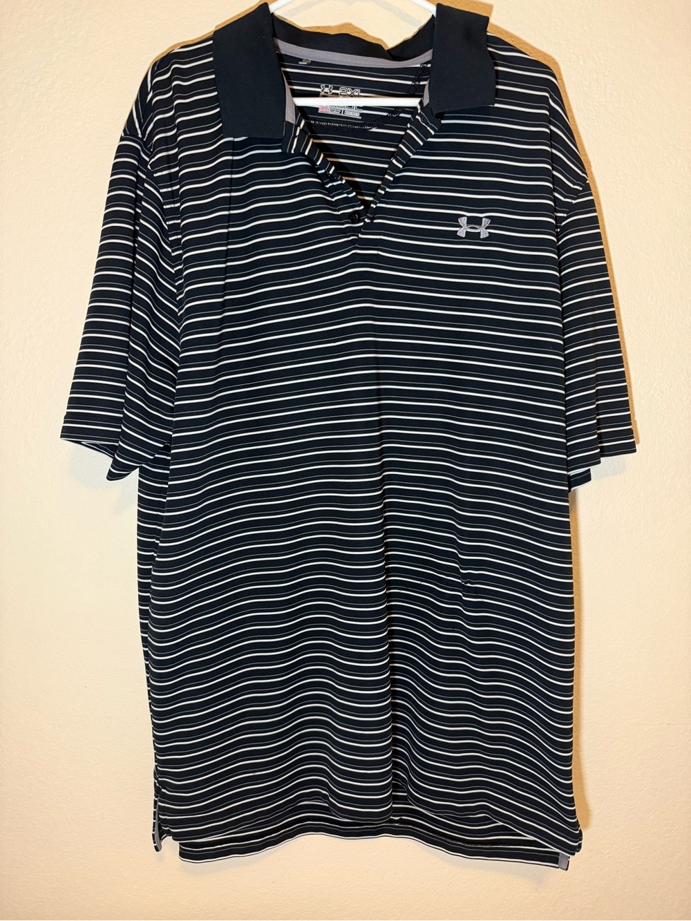 Under Armour Men’s Golf Heat Gear Black Polo with White Stripe Pattern